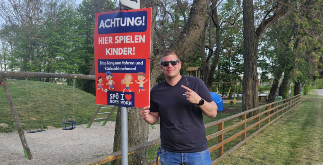 Stadtrat Marco Stepan betont dazu: „Gerade bei Spielplätzen wird oft unterschätzt, wie schnell Kinder auf die Straße laufen können." | Foto: SPÖ Horn