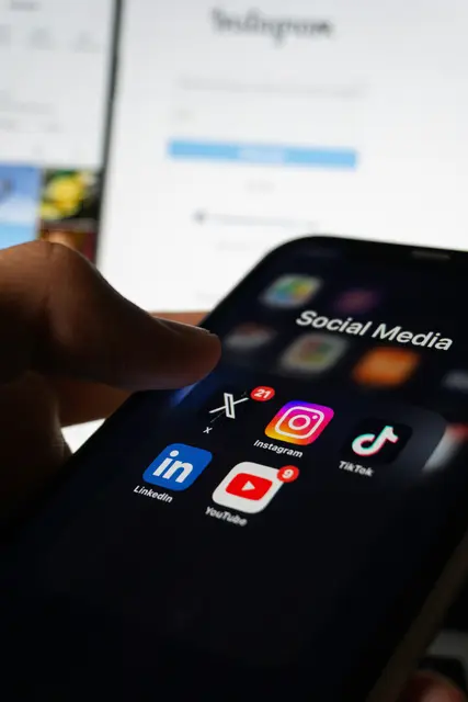 Etwa ein Viertel der Inhalte auf Instagram, YouTube und Co. handeln von Essen, Trinken und Ernährung - oft nur durch beiläufiges Erscheinen oder Konsumieren von gewissen Produkten. | Foto: unsplash / Berke Citak