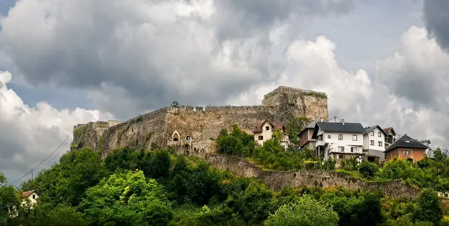 Die Burg von Jajce ist eine mittelalterliche Festung im Herzen der Stadt Jajce. Sie thront auf einem Hügel oberhalb des Zusammenflusses der Flüsse Pliva und Vrbas und bietet einen beeindruckenden Blick auf die Umgebung. Die Burg wurde im 14. und 15. Jahrhundert erbaut und diente als Residenz bosnischer Könige, darunter auch des letzten Königs, Stjepan Tomašević. Heute zählt sie zu den wichtigsten historischen Sehenswürdigkeiten des Landes und ist ein beliebtes Ziel für Besucher, die sich für Geschichte und Kultur interessieren.