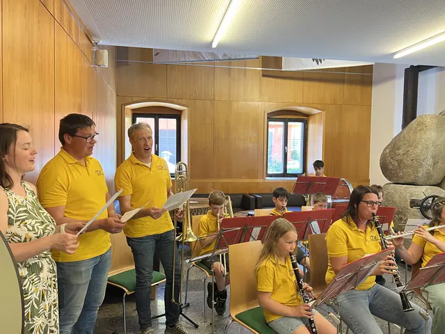 Die Jungmusiker und -musikerinnen der Feuerwehrmusikkapelle Windhaag. | Foto: zVg