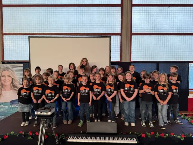 Die Schülerinnen und Schüler begrüßten die Besucherinnen und Besucher bei der Benefizlesung mit schwungvollen Darbietungen. | Foto: Elternverein
