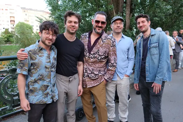 Entertainer Carl Avory (3. v. l.) heizte mit seiner Band, dem Bassisten Moritz Holy, Gitarristen Andreas Erd, Schlagzeuger Christian Ziegelwanger und Keyboarder Paul Temmel ordentlich ein.  | Foto: Patricia Hillinger/MeinBezirk