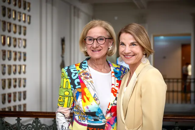 Landeshauptfrau Johanna Mikl-Leitner und Kristina Sprenger, Obfrau Theaterfest Niederösterreich und Intendantin Festspiele Berndorf, bei der Präsentation des Theaterfest Niederösterreich Programms 2026. | Foto: NLK Pfeffer