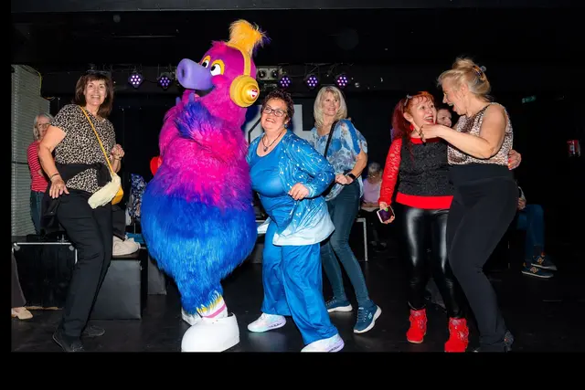 ESC-Stimmung mit Maskottchen Auri im Kultclub U4 in Meidling. | Foto: Günter Leitner/Häuser zum Leben