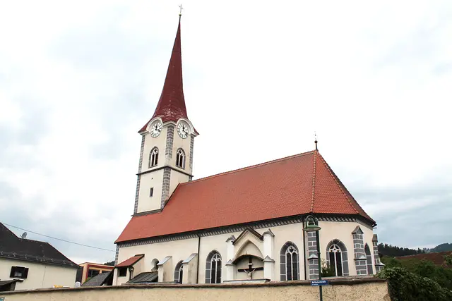 Bei der Kirche in St. Margarethen wird der Kirchturm neu beschichtet. | Foto: Eva-Maria Peham