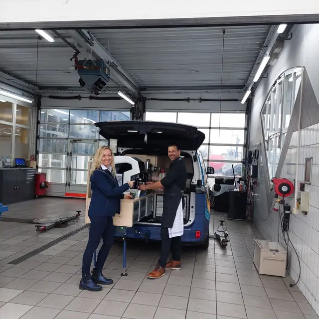 Du kannst einen Blick in die Autos werfen. Das Team steht dabei mit Rat und Tat zur Seite. | Foto: Porsche Wiener Neustadt