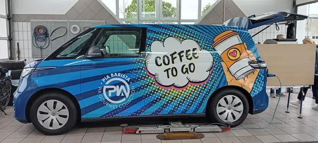 Es gibt Coffee to go aus dem hauseigenen Barista-Bus. | Foto: Porsche Wiener Neustadt