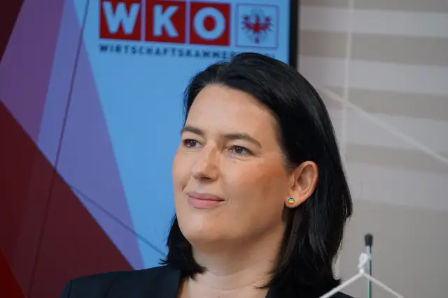 WK-Präsidentin Barbara Thaler im Rahmen der Vorbereitung auf die WorldSkills. Sie betont die Bedeutung der dualen Ausbildung und der Förderung junger Fachkräfte in Tirol. | Foto: meinbezirk/sprenger
