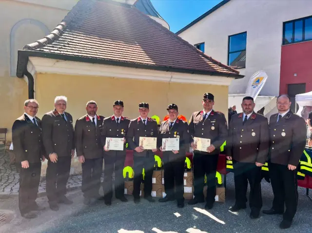 Befördert wurden Gruppenkommandant Michael Kölbl, Fahrmeister Johannes Kölbl, Sachbearbeiter Nachrichtendienst Leo Krottendorfer sowie Zugskommandant Florian Weinkopf. | Foto: Markus Kahrer