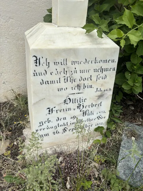 Der Grabstein von Ottilie von Herbert bei der Wallfahrtskirche Maria Wörth. | Foto: MeinBezirk.at