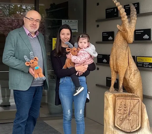 Das Wappentier zum Kuscheln und Spielen: Kerstin Karrer, hier mit Bürgermeister Peter Raith, näht Steinbock-Stofftiere.  | Foto: Pieber
