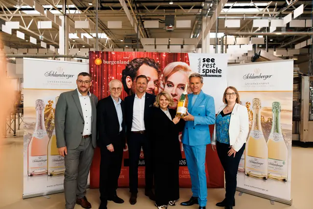 V.l.n.r: Produktionsdirektor Patrick Meszarits mit Dietmar Posteiner, Florian Czink, Claudia Priber, Alfons Haider und Kellermeisterin Aurore Jeudy | Foto: Schlumberger / Adrian Almasan