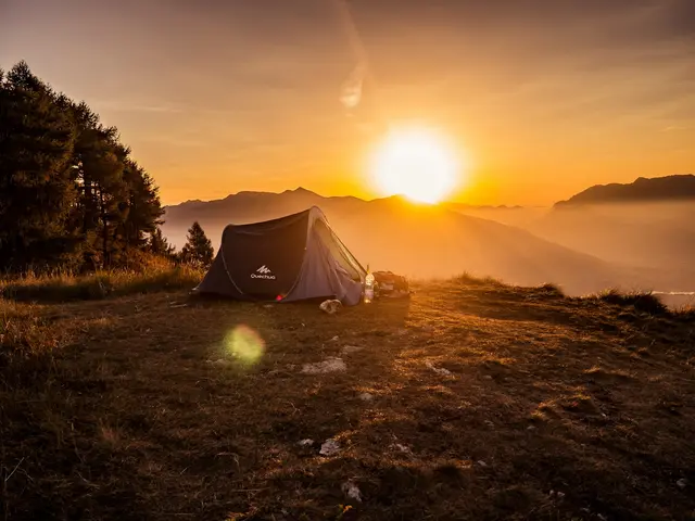 Camping boomt wie nie zuvor – 2025 wurden in Österreich über 8,8 Millionen Nächtigungen auf Campingplätzen gezählt, das fünfte Rekordjahr in Folge. Wer mitmachen will, braucht vor allem eines: die richtige Ausrüstung. | Foto: Unsplash / Kevin Ianeselli 