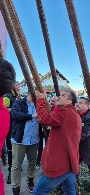 Sierning feiert Maibaum, Gemeinschaft – Erfolg für alle im Schlosshof