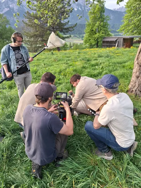 Die Dreharbeiten zum Film „Das steinerne Kreuz“ fanden an mehreren Schauplätzen mit zahlreichen Mitwirkenden statt. Szenen wurden konzentriert und planmäßig umgesetzt. | Foto: Verein filmABdate