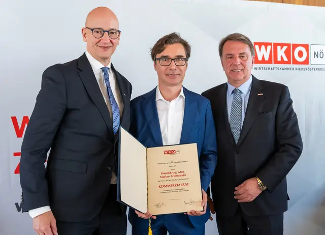 WKNÖ-Direktor Johannes Schedlbauer, der geehrte Kommerzialrat Markus Brunnthaler und WKNÖ-Präsident Wolfgang Ecker. | Foto: Andreas Kraus