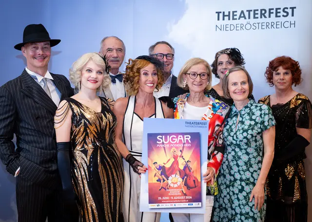 Landeshauptfrau Johanna Mikl-Leitner mit dem Ensemble von „Sugar – manche mögen´s heiß“ – zu sehen bei der Sommernachtskomödie Rosenburg von 25. Juni bis 9. Augus | Foto: NLK Pfeffer