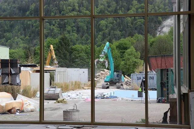 Die ersten Abrissarbeiten auf den Wave-Areal haben begonnen.  | Foto: Martina Obertimpfler
