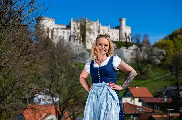 Findenig fühlt sich wohl im Wolfsberger Dirndl. | Foto: Luca Tribondeau