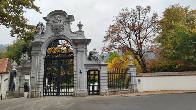 Das Tor vor dem Schloss Eggenberg. 