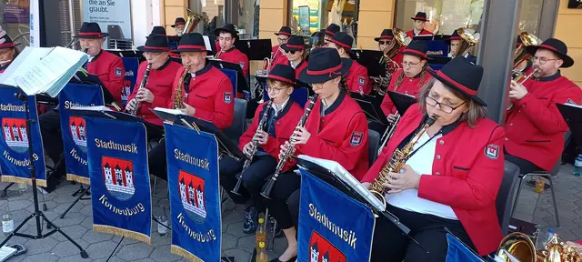 Maibaumübergabe verbindet, Musik begeistert Jung und Alt in der Stadt