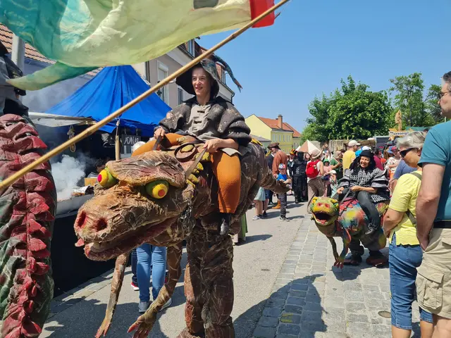 Straßenumzug mit Fabelwesen-Kostümen