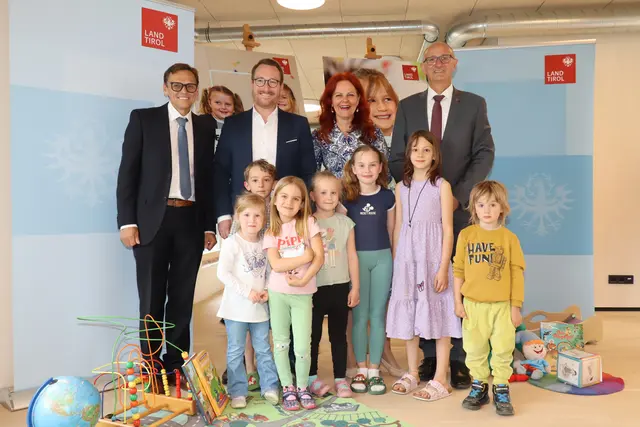 Pressekonferenz zur Vermittlungsplattform FRIDA: Bgm. Martin Wegscheider, LH Stv. Philip Wohlgemuth, LR Cornelia Hagele und LH Anton Mattle mit Kindern aus der Gemeinde Tulfes. | Foto: Kendlbacher