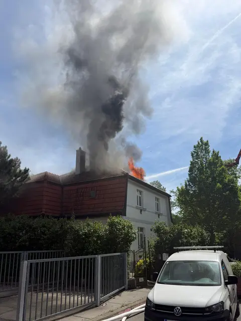 Dach von Einfamilienhaus stand in Flammen