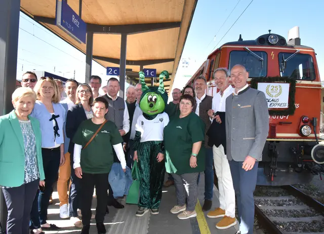 Ehrengäste vor der Abfahrt mit Jubiläumszug | Foto: Herbert Schleich
