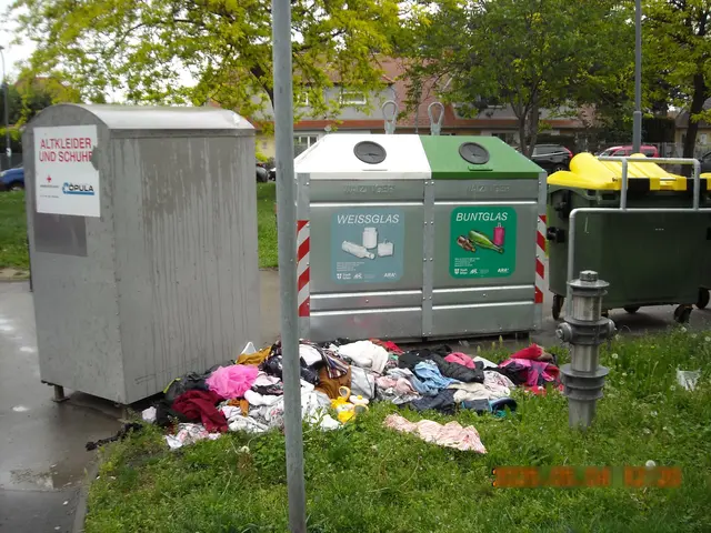 Jeder kennt dieses Bild: Müllberge rund um einen Altkleidercontainer, der leergeräumt oder aufgebrochen wurde. Bald soll damit Schluss sein. (Symbolbild) | Foto: zVg
