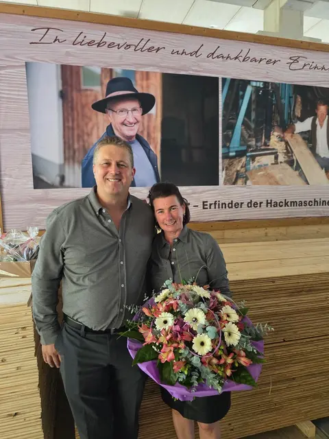 Mathias und Silvia Bischofer fürhren das Lebenswerk von Firmengründer Peter Moser fort.  | Foto: Toni Silberberger