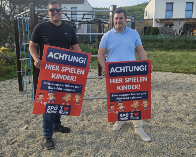 Stadtrat Marco Stepan und Gemeinderat Martin Pichlmayer mit den neuen Schildern. | Foto: SPÖ Horn