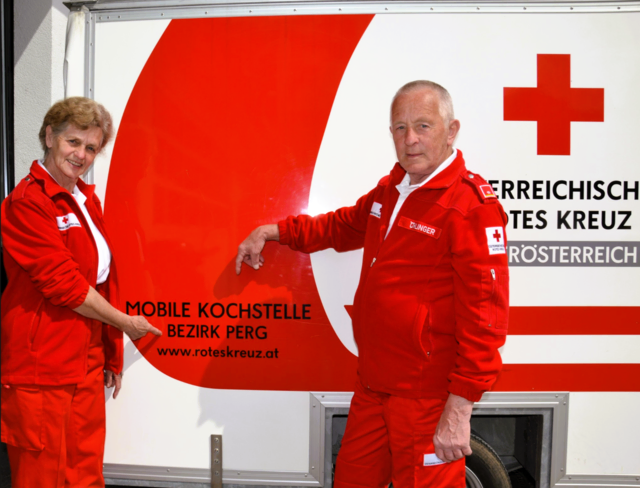 So fühlte sich Alfred Öhlinger auf Fotos am wohlsten: Gemeinsam mit seiner Frau Theresia als Helfer beim Roten Kreuz. | Foto: OÖRK/Herbe