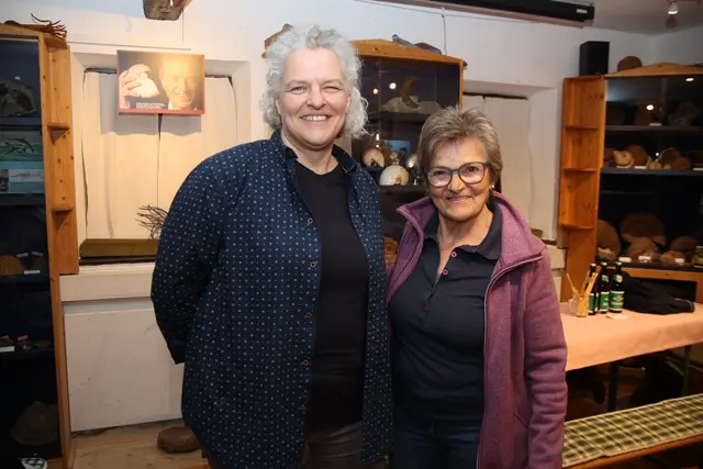 Bibliotheksleiterin Ingrid Wohlesser und Kustodin Ingrid Thaler.