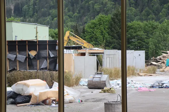 Die Abrissarbeiten am Wave-Areal sind in vollem Gange.  | Foto: Martina Obertimpfler