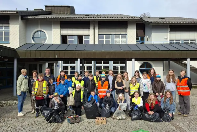 Die 1. und 2. Klasse der Mittelschule St. Aegidi säuberte Anfang März 2026 das Ortsgebiet von achtlos weggeworfenem Müll. | Foto: MS St. Aegidi