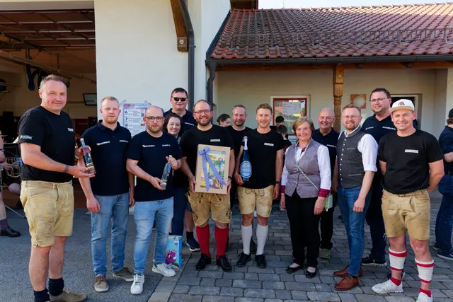 Die Führungskräfte der beiden Wehren bei der Übergabe der Gastgeschenke: (v.l.) Bürgermeister Martin Englmeier (Mariaposching), stellvertretender Kommandant Lukas Arnezeder, Schriftführer Lucas Kaser, Eveline Schiffelhumer, Oberbrandrat Hans-Peter Schiffelhumer, Stv. Kommandant Florian Köglmeier, Vorsitzender Bernd Nadler, Kommandant Andreas Schreiber, Altbürgermeisterin Katharina Zauner, Kommandant a. D. Franz Zauner, Bürgermeister Georg Schamberger (Pram), Kommandant Manuel Bruckmüller und der stellvertretende Vorsitzende Christian Retzer.
 | Foto: FF Pram