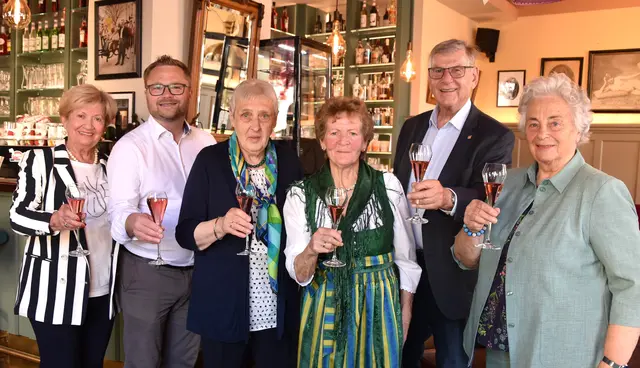 Vier unternehmungslustige 85jährige Golden Girls feiern Geburtstag