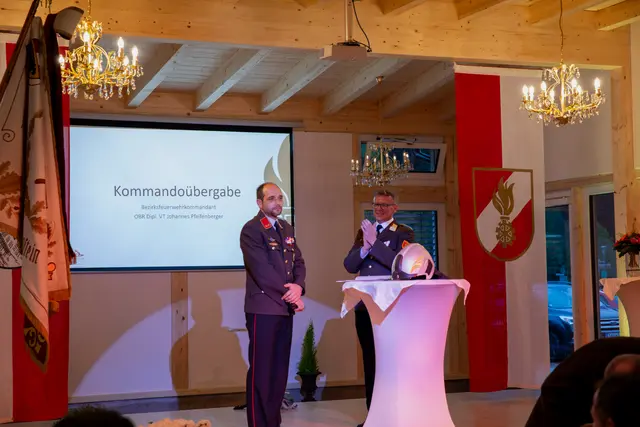 Bezirksfeuerwehrkommandant Leonhard Ernst (li.) und sein Vorgänger Johannes Pfeifenberger kurz nach der Kommandoübergabe, die 28. April 2026 erfolgt ist. | Foto: BSBÖ OVI Keidel Thomas