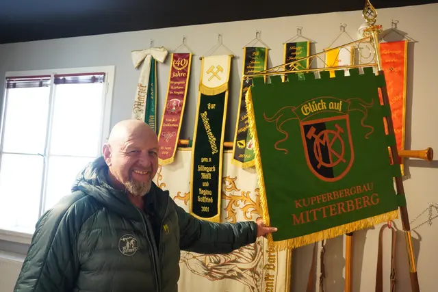 Erhard Plosky zeigt Wappen und Fahnen aus Mühlbach am Hochkönig her. | Foto: Emanuel Hasenauer