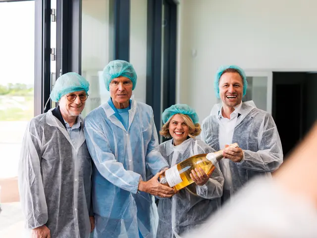 Dietmar Posteiner, Alfons Haider, Claudia Priber, Florian Czink vor der Produktionsführung. | Foto: Schlumberger / Adrian Almasan