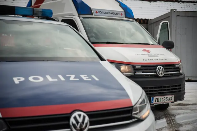 Rucksack streift Seniorin, sie stürzt vor einfahrende Straßenbahn
