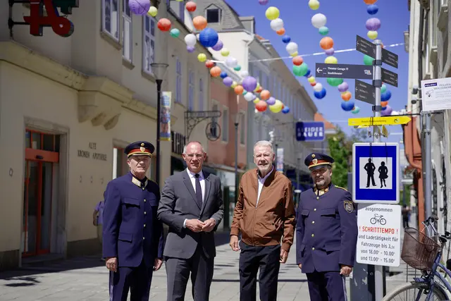 Landespolizeidirektor Franz Popp, Innenminister Gerhard Karner, Bürgermeister Klaus Schneeberger (beide ÖVP) und Stadtpolizeikommandant Manfred Fries. | Foto: LPD NÖ