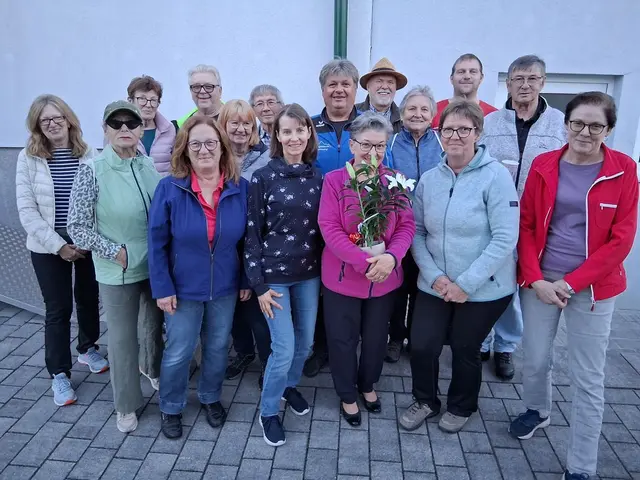 Eine lustige Geburtstagssrunde: Edith Banny, Renate Schubert, Renate Pallisch, Rita Schwarz, Franz Pallisch, Maria Schweikert, Werner Wildzeiss, Esther Jordanich, Erwin Grössing, Geburtstagskind Margarete Sachs, Wolfgang Banny, Maria Schock, Ursula Wildzeiss, Roman Unger, Erich Schock und Karla Schöll.  | Foto: Werner Schöll