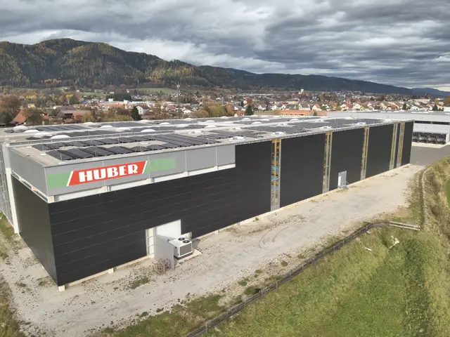 Die gesamte Südfläche ist mit Paneelen zugepflastert und sorgt so für maximale Auslastung. | Foto: Spedition Huber