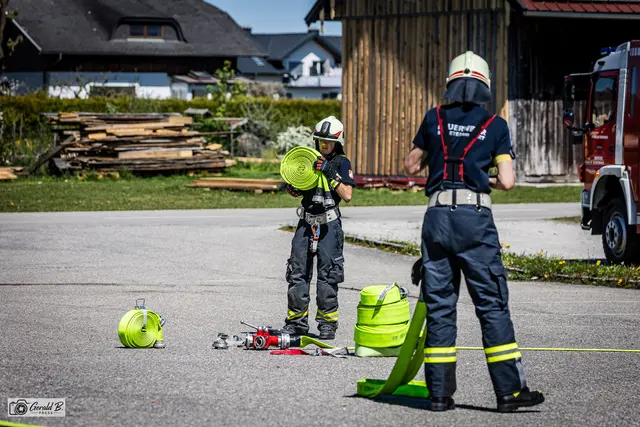 Die Teilnehmer beim Kuppeln und Vorbereiten der Löschleitungen. | Foto: Gerald B.