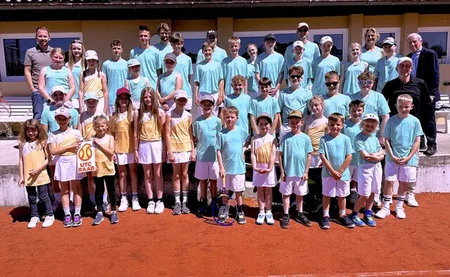 Für den Raaber Tennisnachwuchs gab's neue Dressen. | Foto: UTC Raab