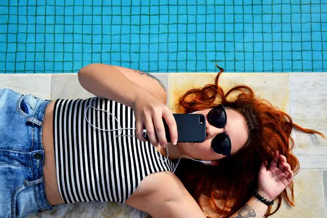 MeinBezirk erklärt, warum die Handy-Nutzung von Eltern am Beckenrand Kinder im Schwimmbecken gefährden kann.  | Foto: unsplash / Bruno Gomiero