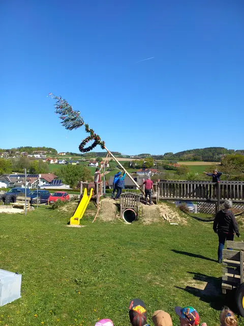 Das Aufstellen des Maibaums war für die Kinder besonders spannend. | Foto: Seniorenbund Altenberg