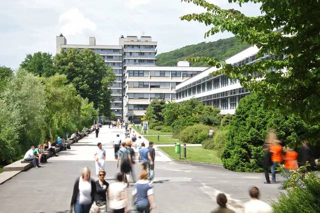 Die ÖH JKU hat ihr Positionspapier zur Rektorswahl 2026 dem Rektorat vorgelegt. | Foto: JKU